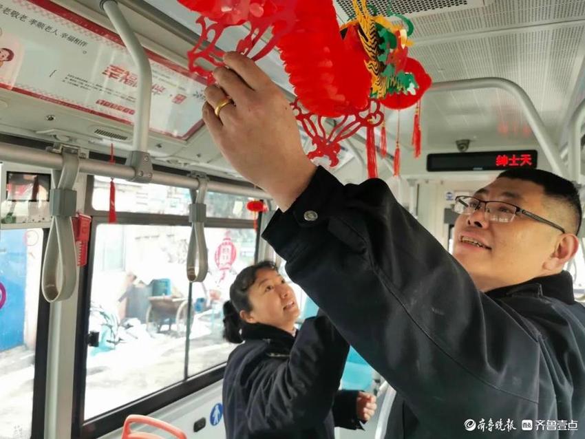 乘客上车就是来家拜年！烟台公交“夫妻档”“姐弟组”在岗迎新年