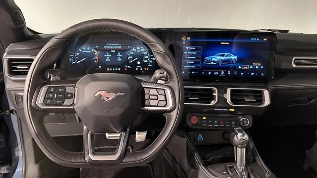 新一代福特mustang实拍图曝光，方向盘尺寸巨大