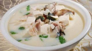 制作鱼头豆腐汤的过程，虽然看似简单，却蕴含着不少烹饪的奥秘