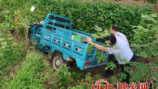 【高温酷暑保平安】三轮车不慎翻沟底 遂平民警及时救助