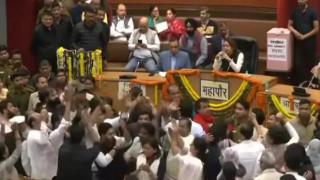 印度德里选举现场爆发冲突：两党议员互殴，市长被围攻