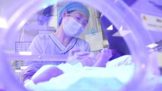 武汉市第一医院开设“日间光疗室”，黄疸宝宝不住院也可照蓝光
