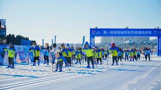 内蒙古呼伦贝尔：城市越野滑雪公园带给市民冰雪新体验