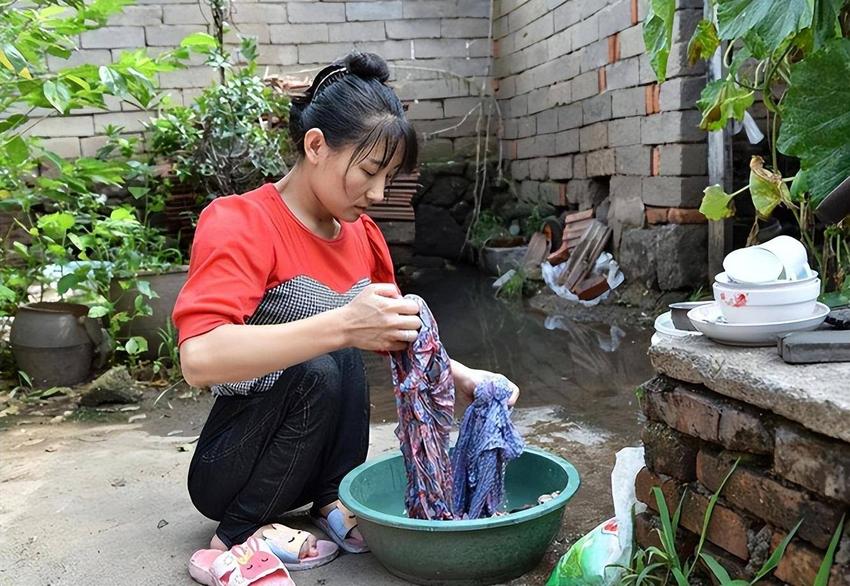 回顾“爬行女孩”董明英：两双拖鞋走路嫁大22岁光棍，三年冒险生两女