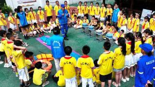 湖南衡阳志愿者指导小学生学习防溺水自救知识