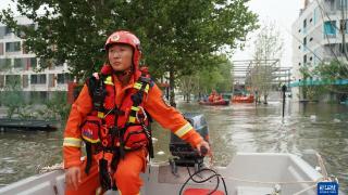 新华全媒+丨北京房山有序转运暴雨受灾人员
