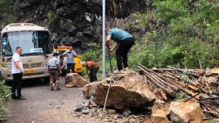 龙泉市屏南镇：干群齐心 “1小时”畅通受阻道路