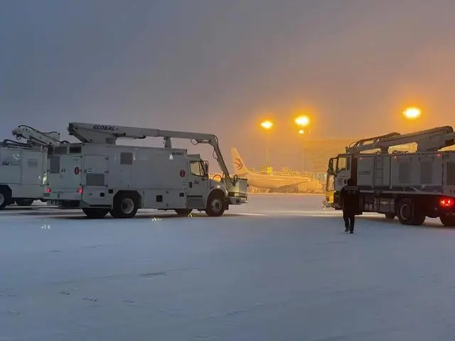 武汉机场：凌晨暴雪，多个航班备降，机场双跑道预计关闭至早11时