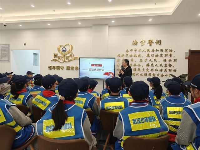 小学“少年警队”走进法庭，开展法治安全教育活动