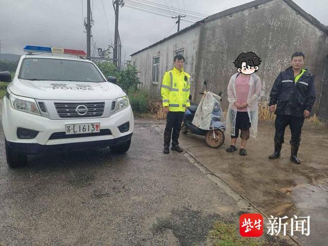 电动车陷入泥地，交警帮忙推车