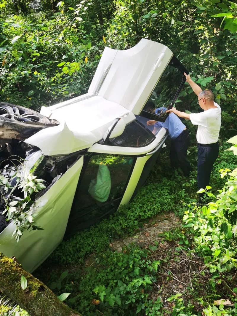 湖南张家界一家五口遭遇车祸 法院干警带头救援