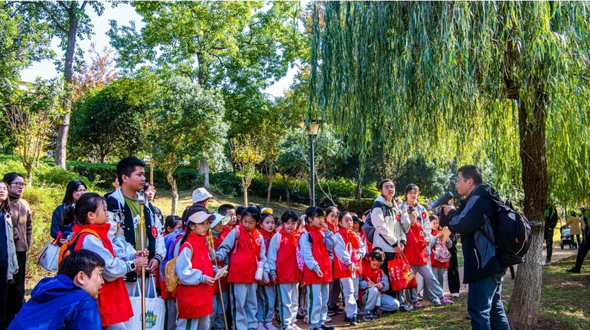 长沙泰禹小学开启圭塘河生态科考亲子公益行活动