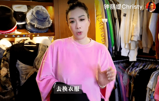 钟丽缇女儿带新男友回国，母女机场相拥大哭，张伦硕送贵重见面礼