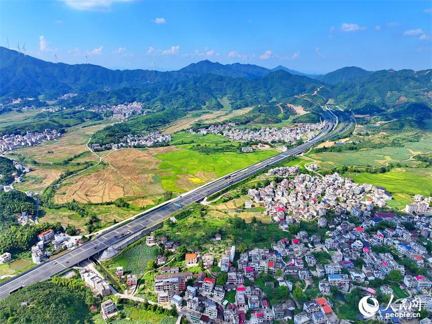 江西遂川：交通畅 乡村美