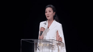 61岁杨紫琼新演讲曝光，白色套装精致大气，放话女人不会过巅峰期