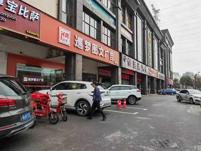 店铺贴招工广告被罚50元背后的“罚与不罚”质疑