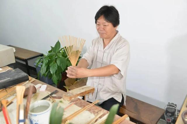 一女子烧婆婆遗物，包括一把梳子，几天后有人上门:三十万卖给我