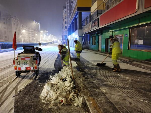 哈尔滨市道里区城管局打响首场清冰雪攻坚“第一战”