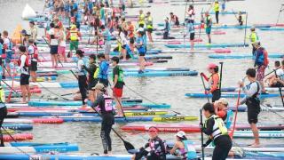 成都大运会在即 四川眉山青神再现“玻璃江”上千板竞