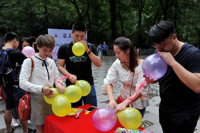 感动并不是爱，男人不要去跪舔一个女人，讨好与物质换不来爱