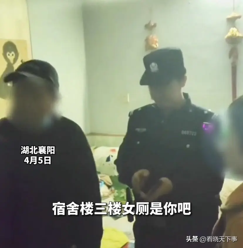 男子在女厕所偷窥被抓，母亲情绪崩溃边打边骂，信息量很大！