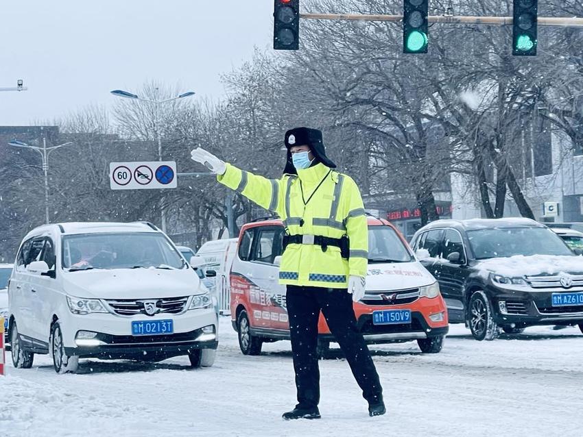 滨州雪“警”：滨城交警“以雪为令”，全警上路加强交通安全防范