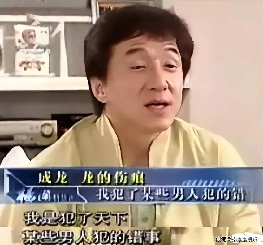 1999年吴绮莉怀孕6个月，为小龙女准备婴儿鞋，头戴帽巾做孕妇