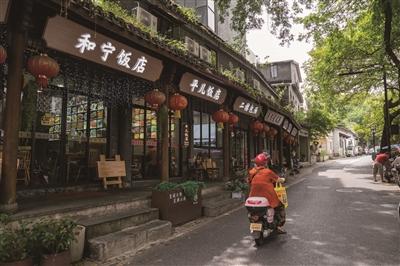 凤凰山脚路City walk 在和宁门外吃家常美味