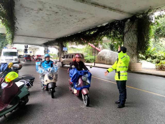 电动自行车假牌套牌上路，交警：谁假谁受罚！