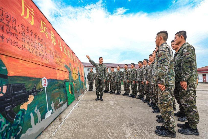 炎炎夏日，淬火成钢！武警官兵野外驻训战味浓