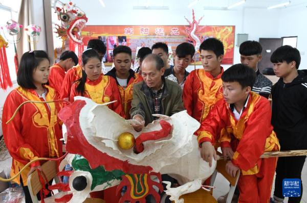 广西南宁市宾阳县举行炮龙节百龙舞