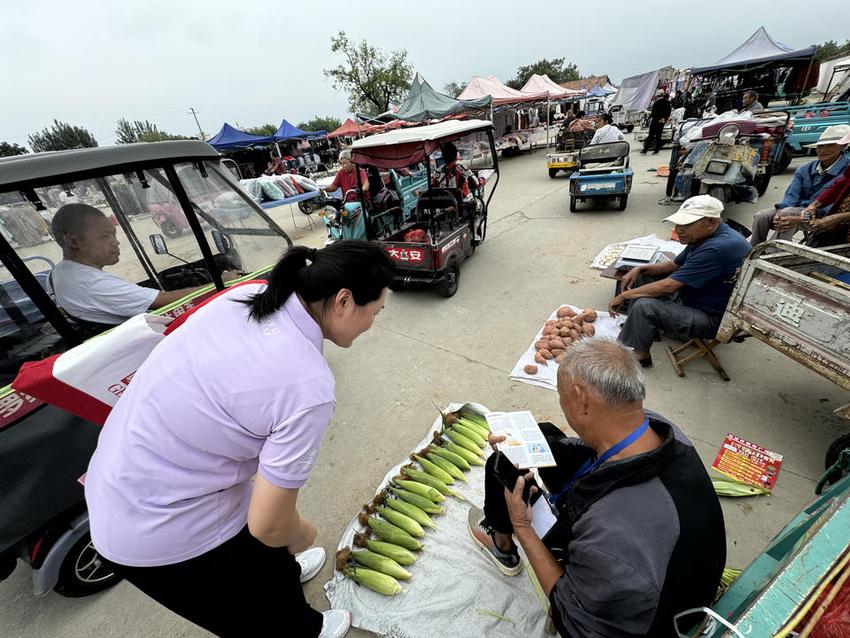 2024年金融教育宣传月丨中意人寿济宁中支开展金融知识“赶大集”宣传活动