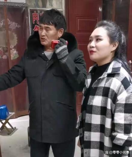 大衣哥与美女同框为何衣衫不整，网友直呼太丢人