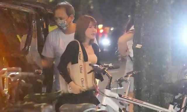 小s老公许雅钧夜生活太丰富，和众多啦啦队美女聚会，一夜赶三场