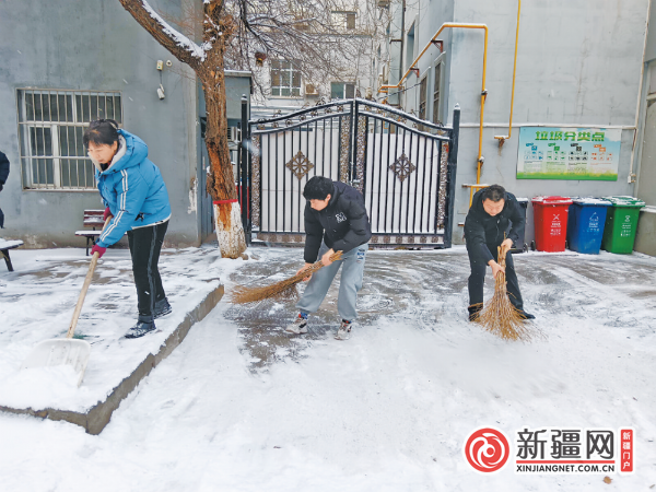 【探索城市精细化管理新路子】人机配合即下即清 “火力全开”雪停路净——探寻乌鲁木齐高效清雪背后故事