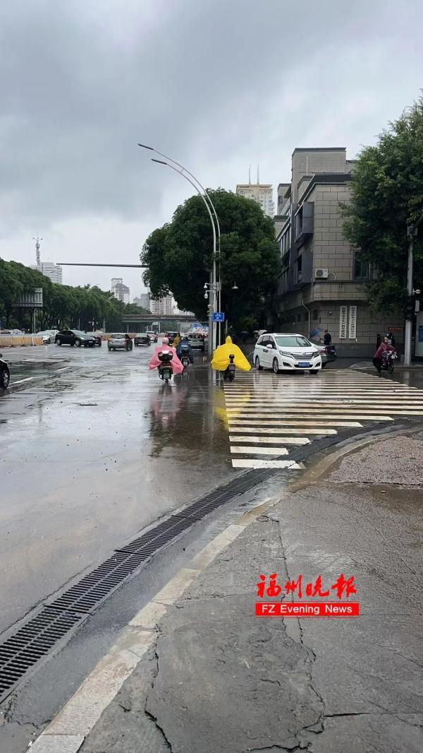 暴风雨中福州市一线排水防涝抢险！