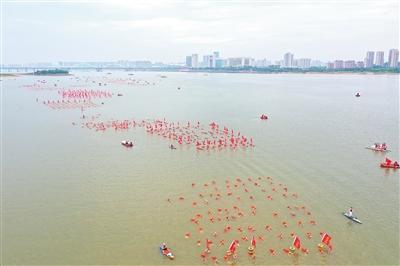 两千“泳士”竞渡 共赴赣江之约