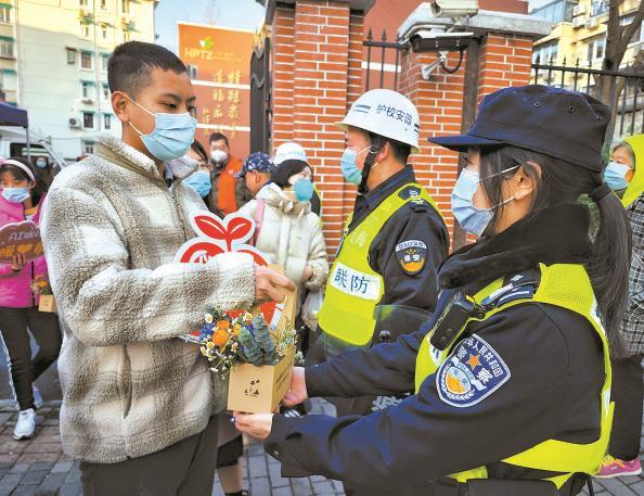 寒风中，特教学生制作咖啡送护校警官