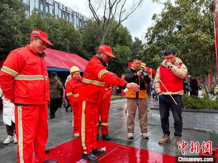 （新春走基层）杭州组织环卫工人共庆元宵节