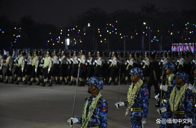 缅甸建军节大阅兵，三军总司令敏昂莱大将发表讲话，看现场图片