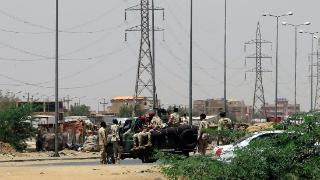 苏丹多地突发武装冲突，目击者称快速支援部队基地遭空袭