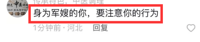 张馨予为何捷接长发，穿价值7万元深V开叉裙秀身材，膝盖伤痕明显