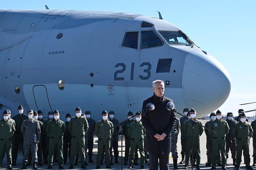 北约秘书长访问日本航空自卫队基地，感谢日本对乌克兰援助