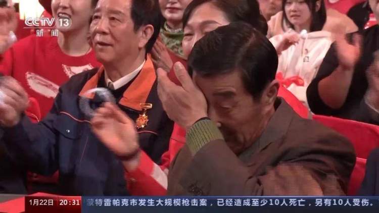 吴京黄渤沈腾马丽为他配戏，这位63岁的“神秘影帝”啥来历？