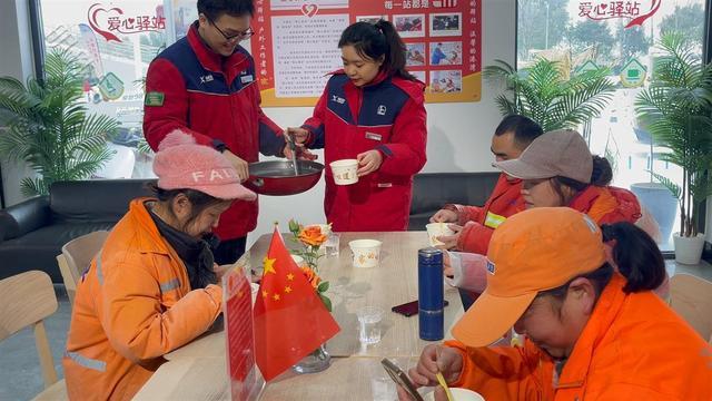 元宵节前，战风雪的环卫工人在加油站吃上热乎汤圆