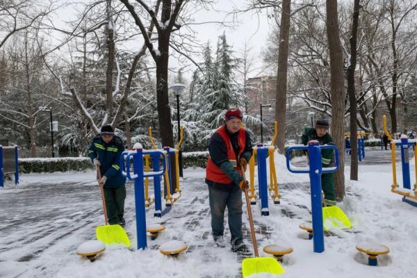 西城区积极开展冬季扫雪铲冰工作