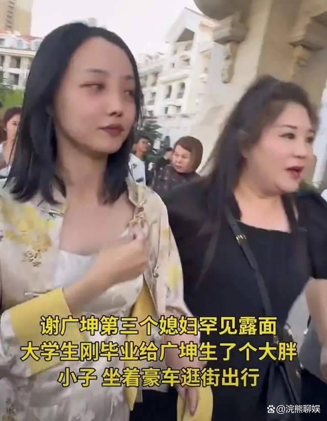 56岁唐鉴军喜得贵子，孩子百日宴群星祝贺，三婚娇妻成全场焦点