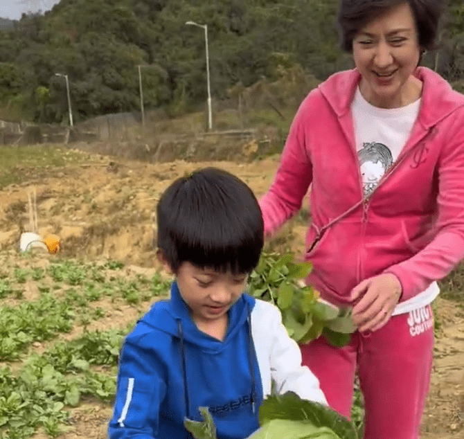 洪金宝71岁生日，小14岁妻子满脸堆笑，57岁高丽虹风韵犹存