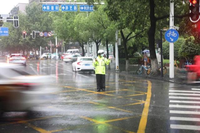 突降暴雨！武汉交警发布交通安全预警提示