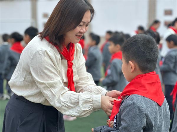 高新区外国语小学开展“我与祖国齐奋进”建队日系列活动